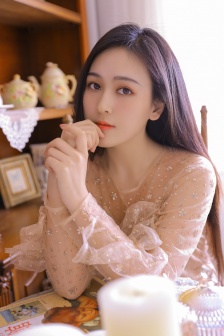藏在办公桌底下的女人
